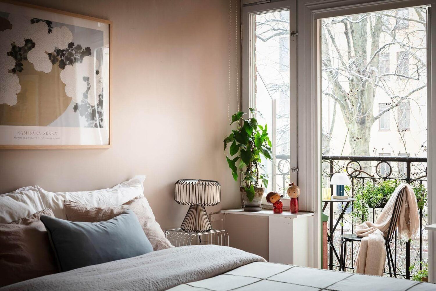 soft-pink-walls-bedroom-with-balcony-nordroom