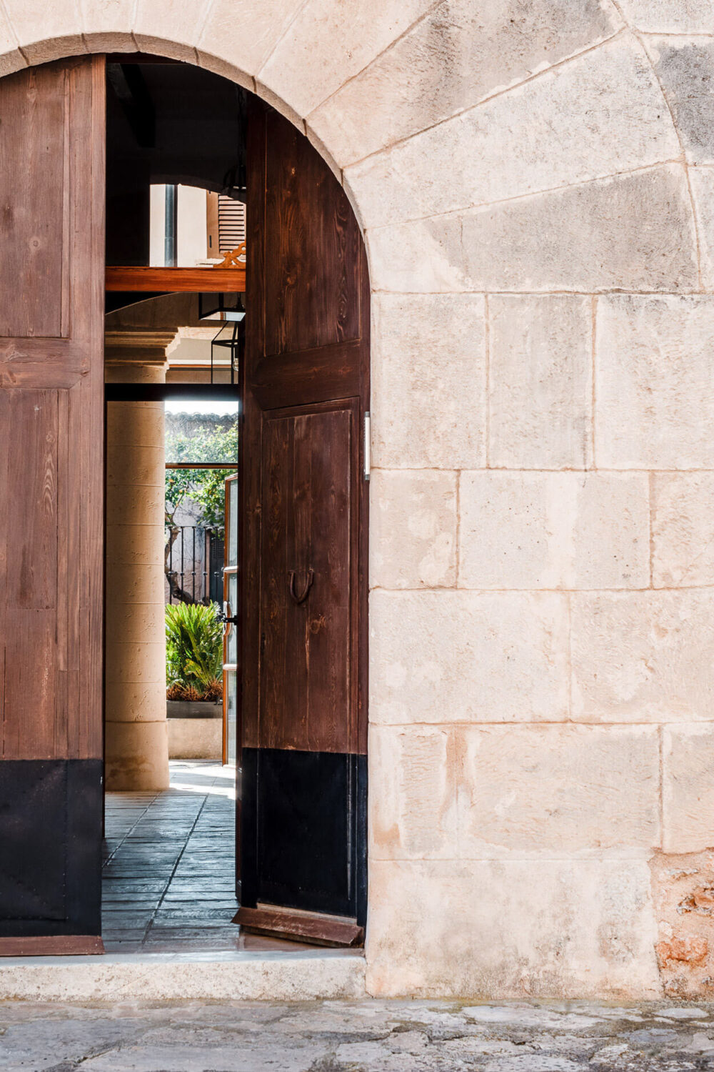 arched-doorway-wooden-doors-historic-townhouse-mallorca-nordroom