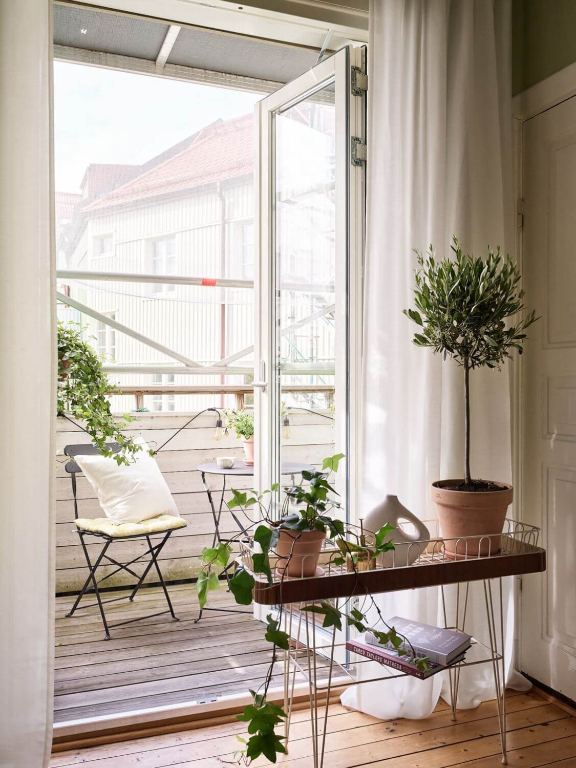 balcony-plant-box-studio-apartment-nordroom