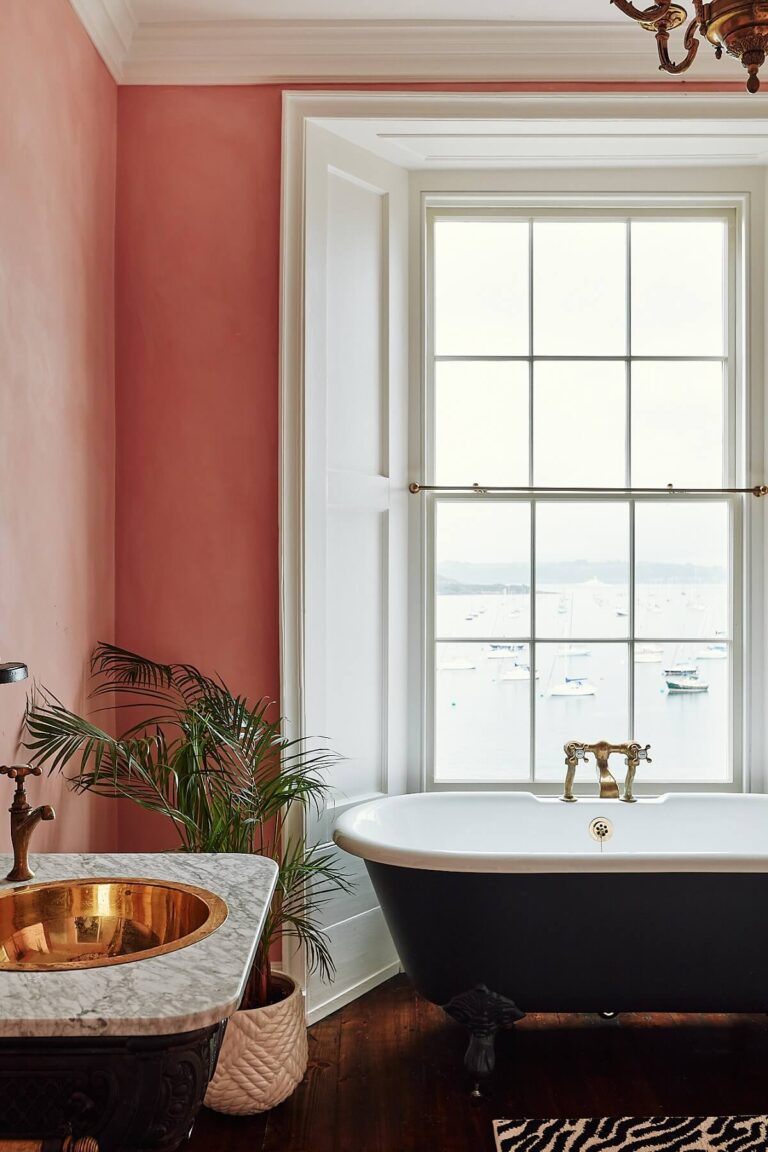 bathroom-pink-walls-black-clawfoot-bath-nordroom