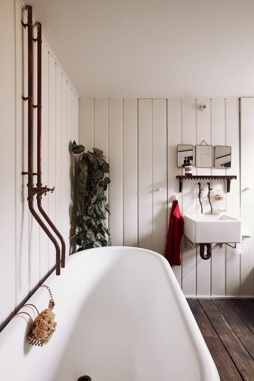 bathroom-rustic-wooden-floorboards-clawfoot-bath-nordroom