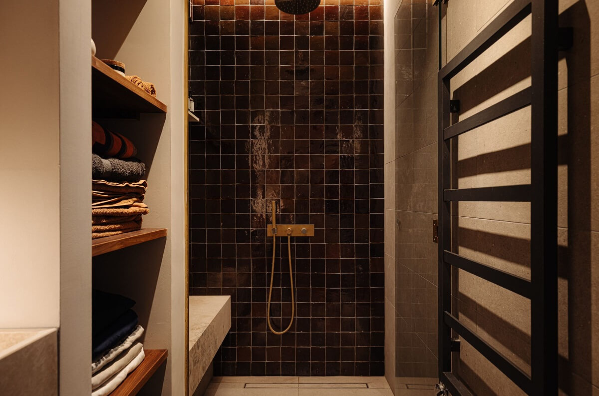 bathroom-shower-black-tiles-nordroom