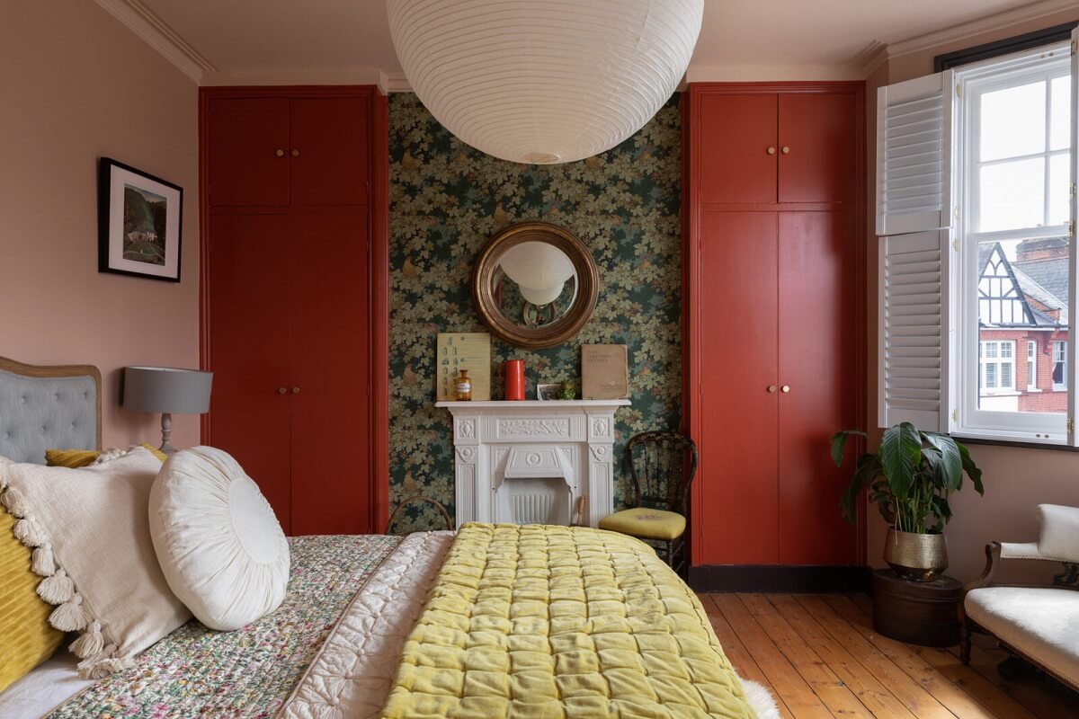 bedroom-bay-window-plaster-pink-walls-wallpaper-red-built-in-wardrobes-nordroom