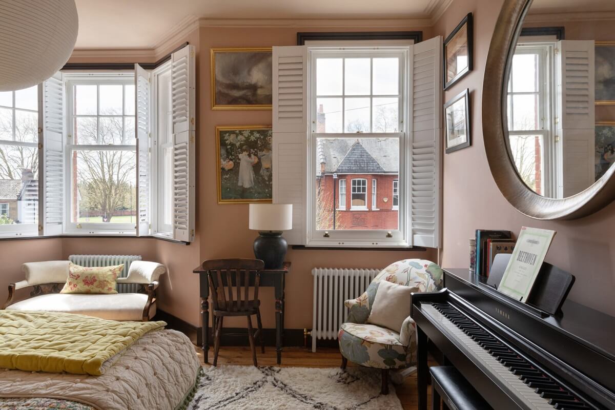 bedroom-bay-window-plaster-pink-walls-wooden-floorboards-nordroom