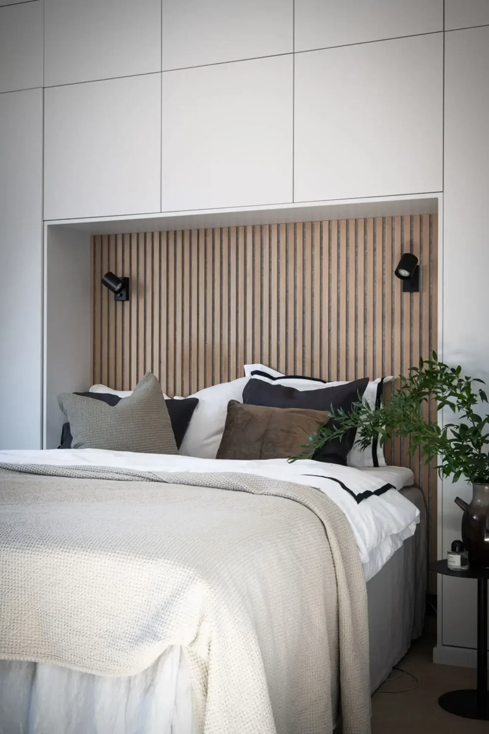 bedroom-built-in-closets-wooden-accent-wall-nordroom