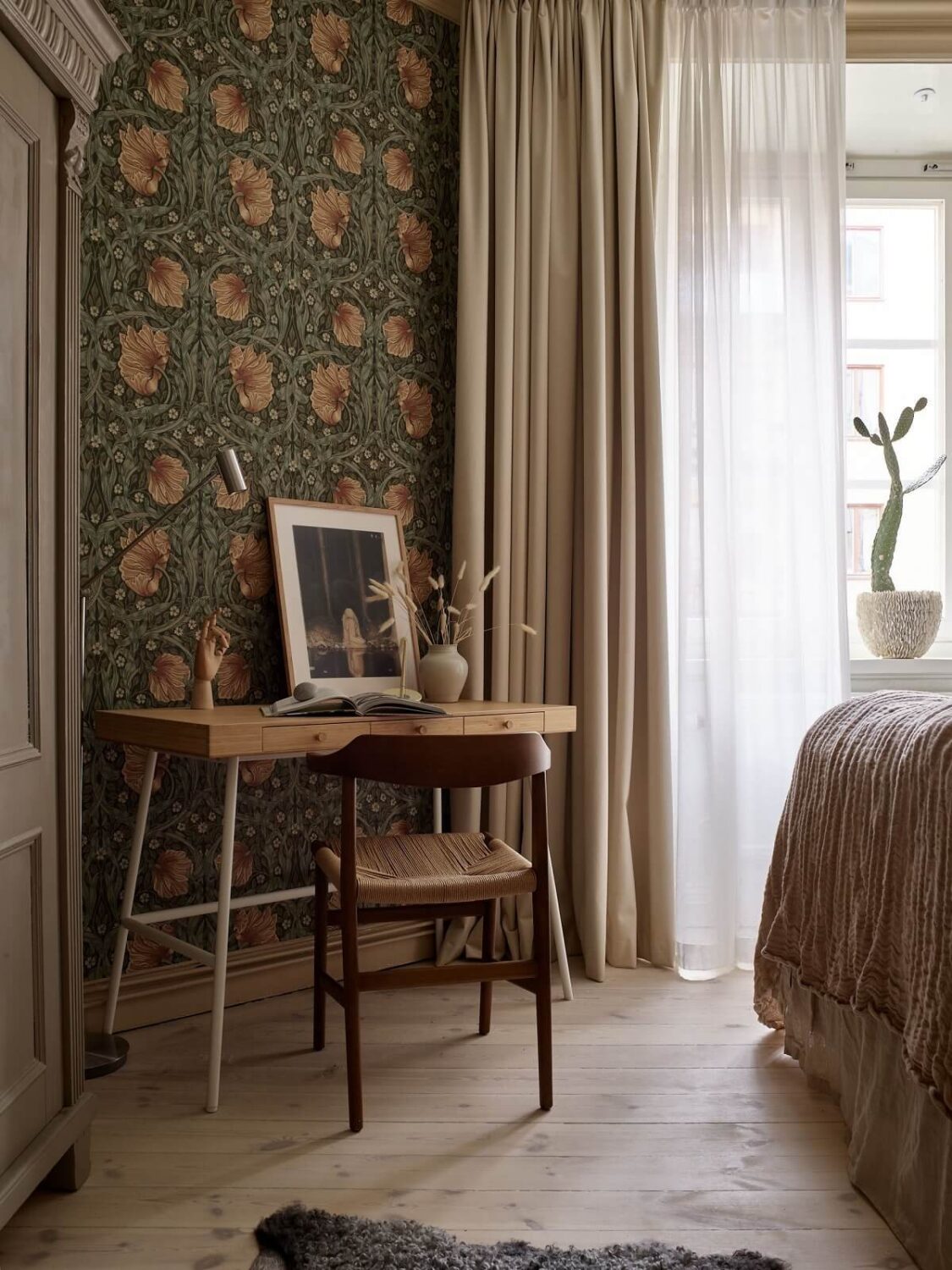 bedroom-home-office-ikea-desk-william-morris-wallpaper-nordroom