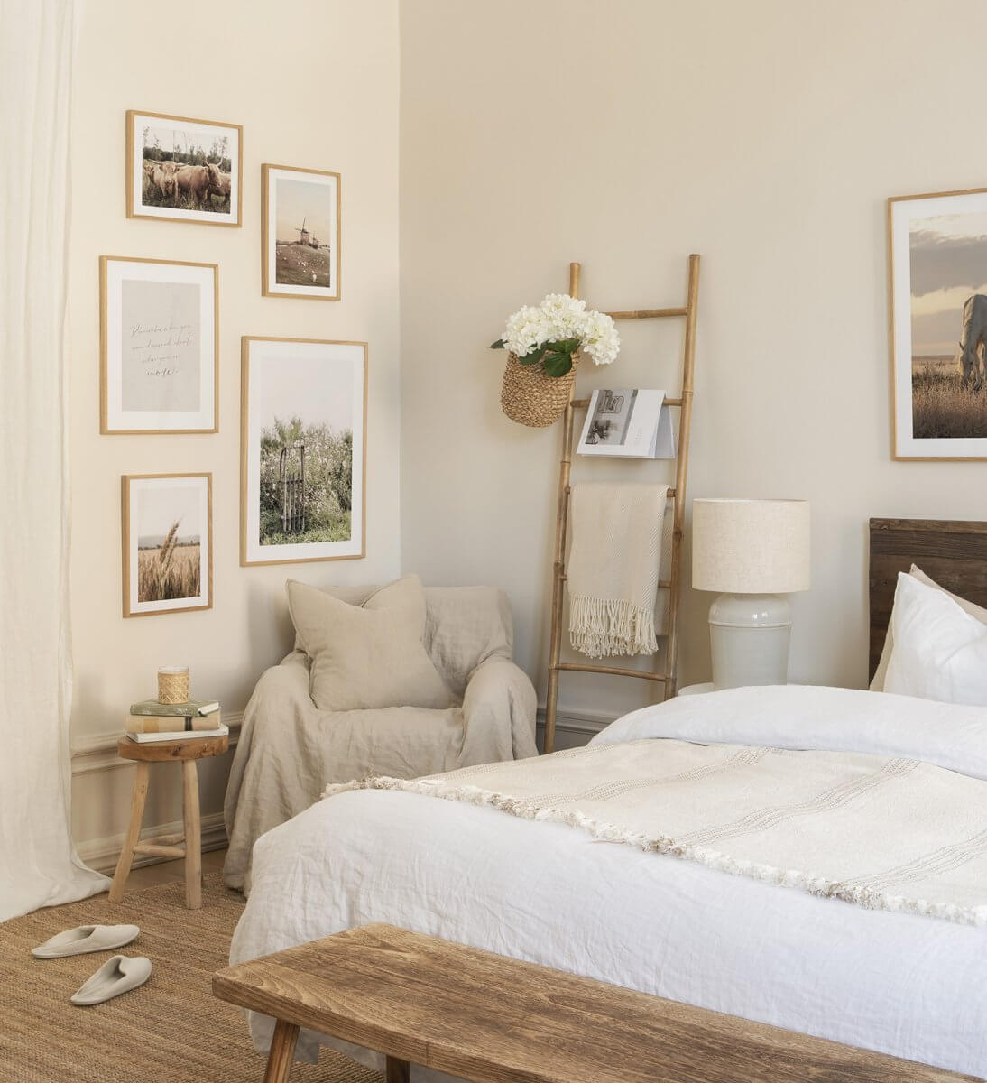 bedroom-warm-light-beige-walls-nordroom
