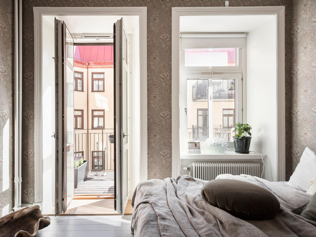 bedroom-with-balcony-brown-wallpaper-nordroom