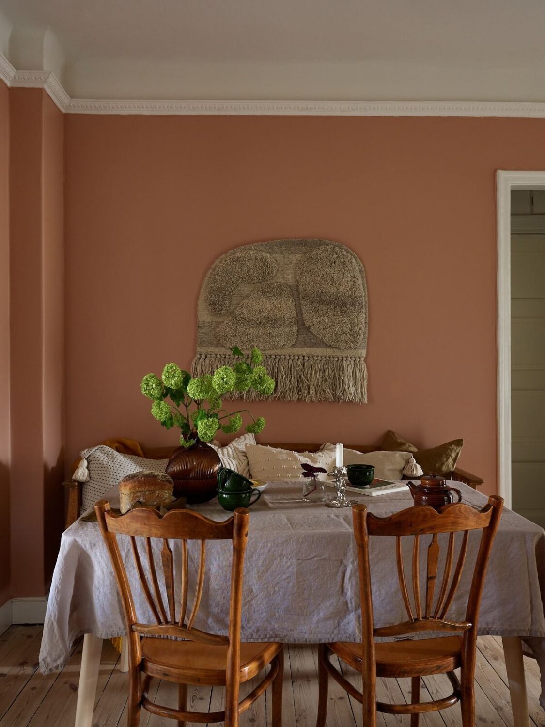 dusty-pink-walls-dining-room-scandinavian-apartment-nordroom
