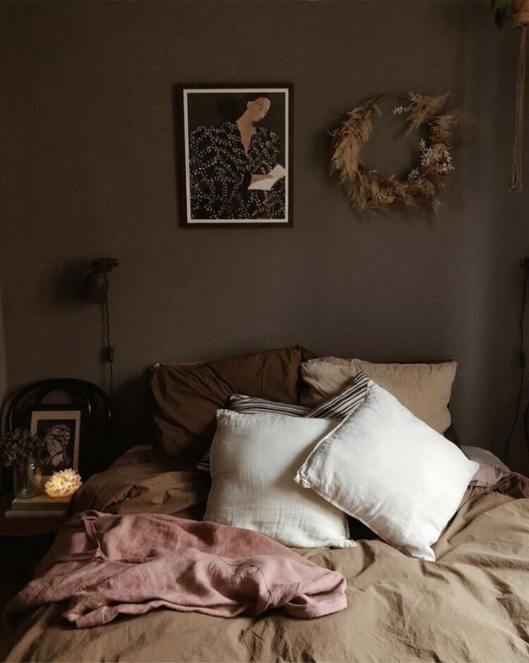 earthy-bedroom-brown-walls-brown-textiles-nordroom