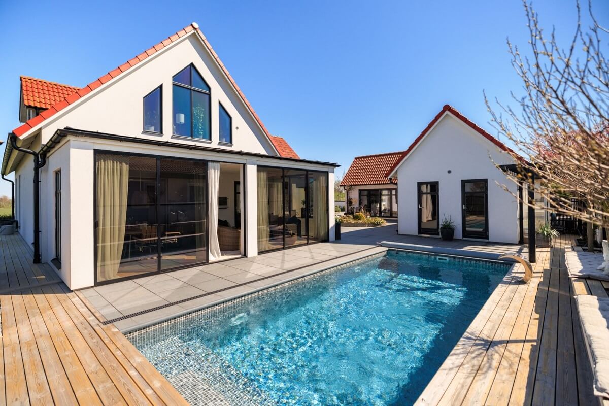 exterior-swimming-pool-monochrome-swedish-villa-nordroom