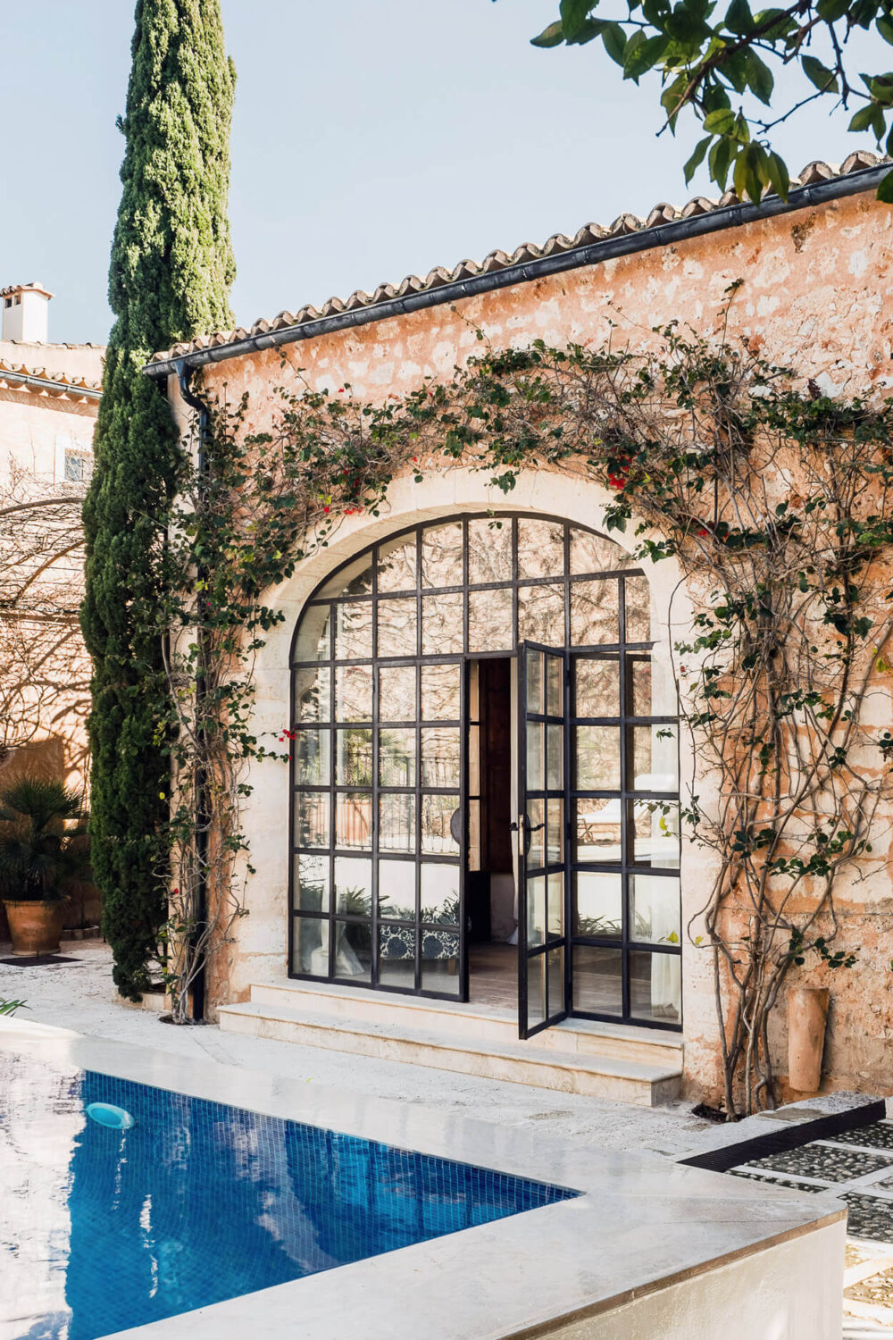 garden-entry-steel-glass-arched-window-nordroom