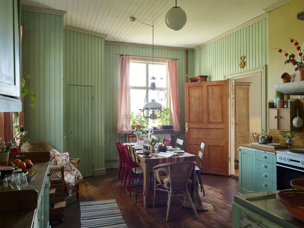 green-vintage-kitchen-colorful-family-home-sweden-nordroom