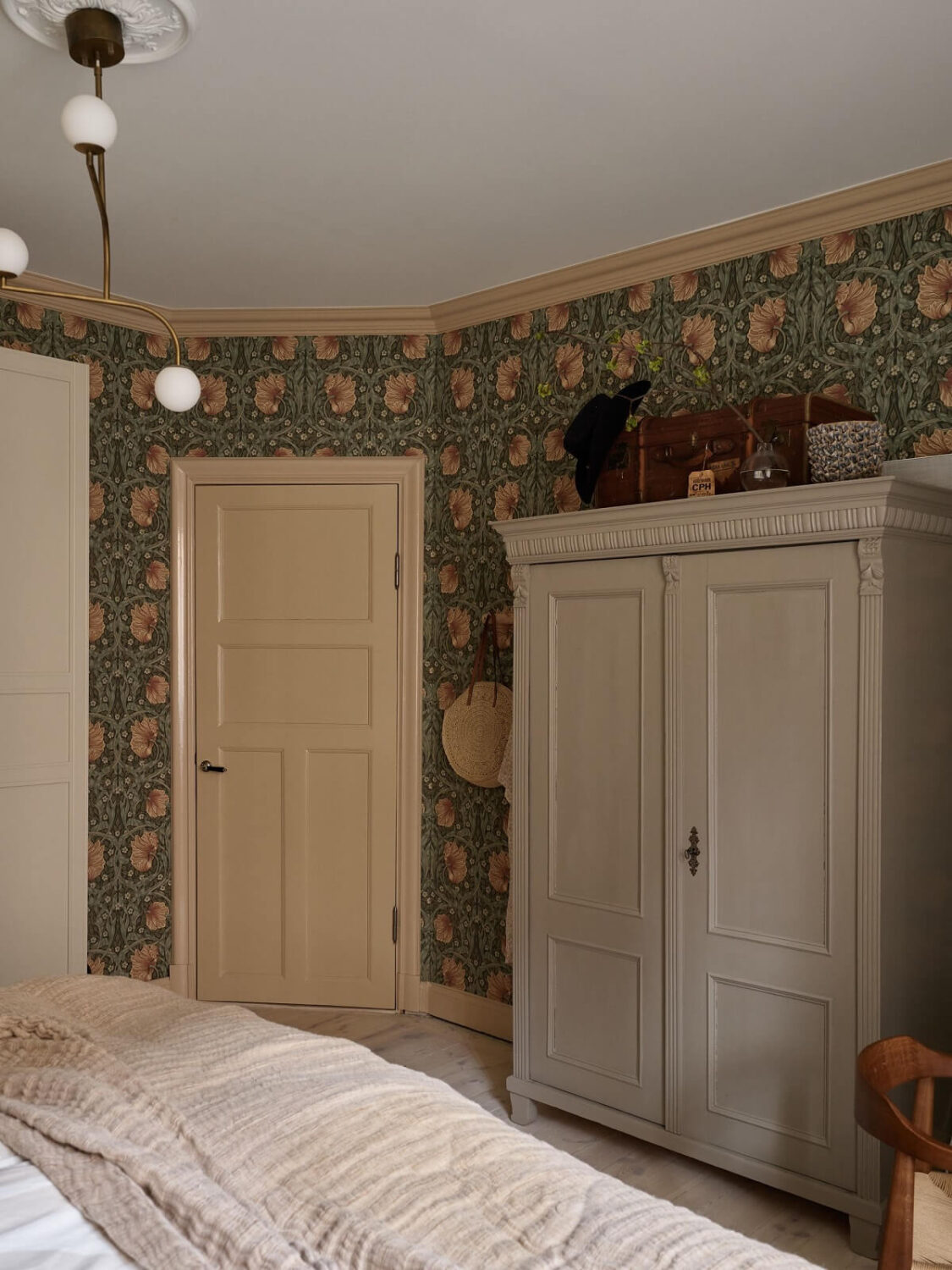 green-william-morris-wallpaper-beige-apartment-nordroom