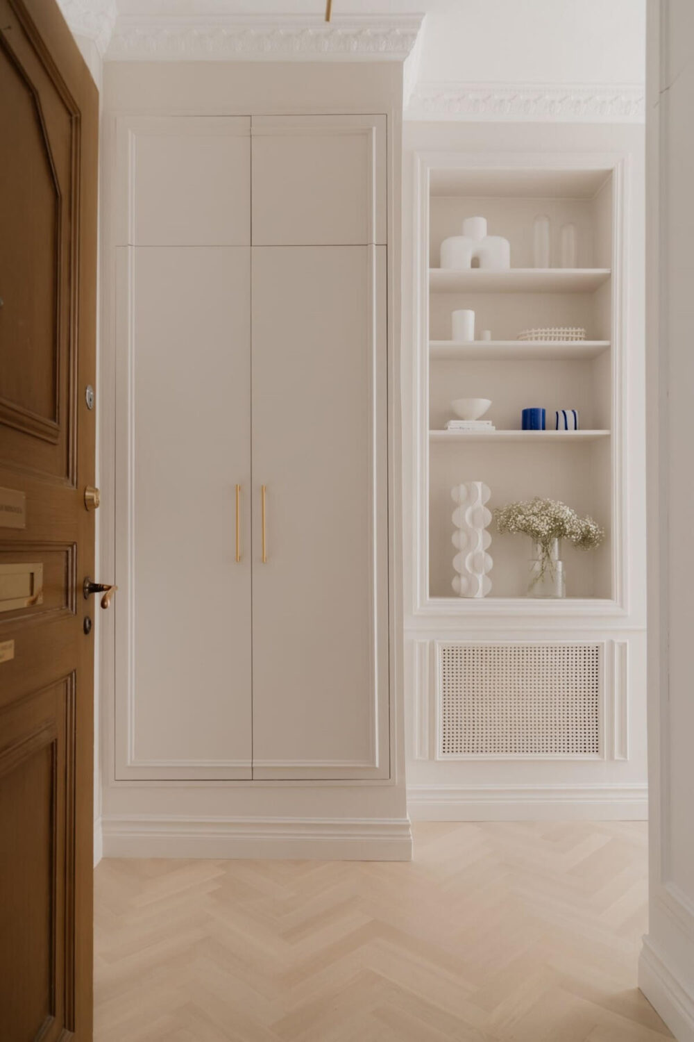 hallway-built-in-wardrobes-beige-apartment-nordroom