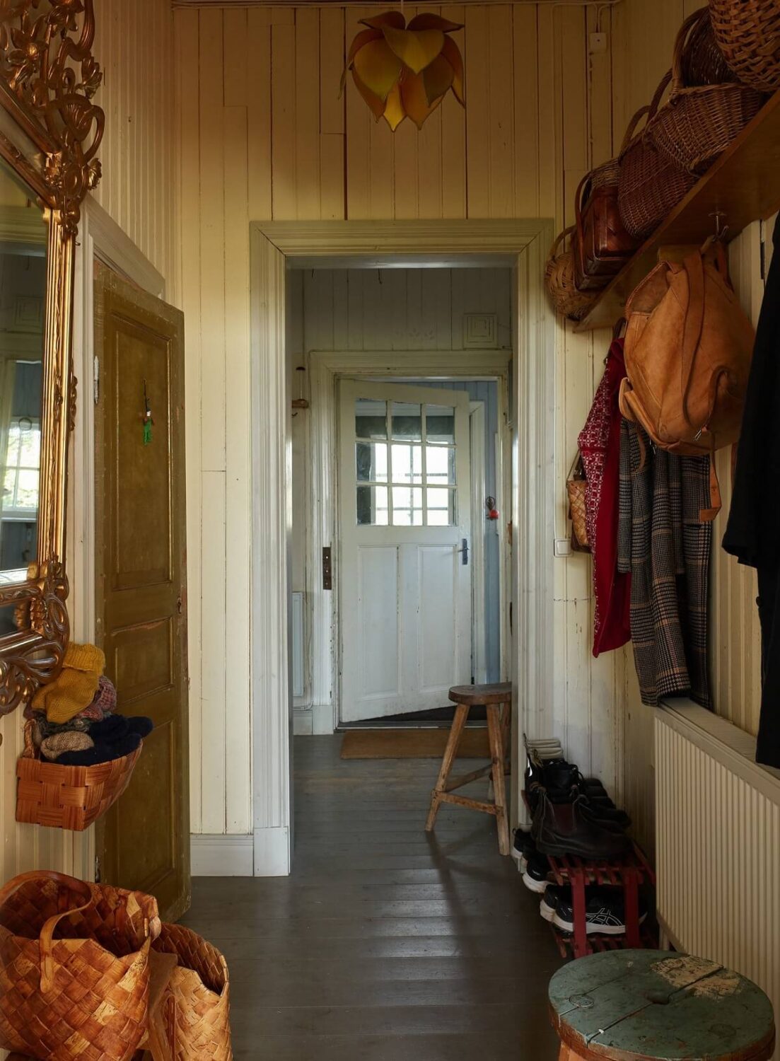 hallway-painted-floorboards-vintage-home-sweden-nordroom