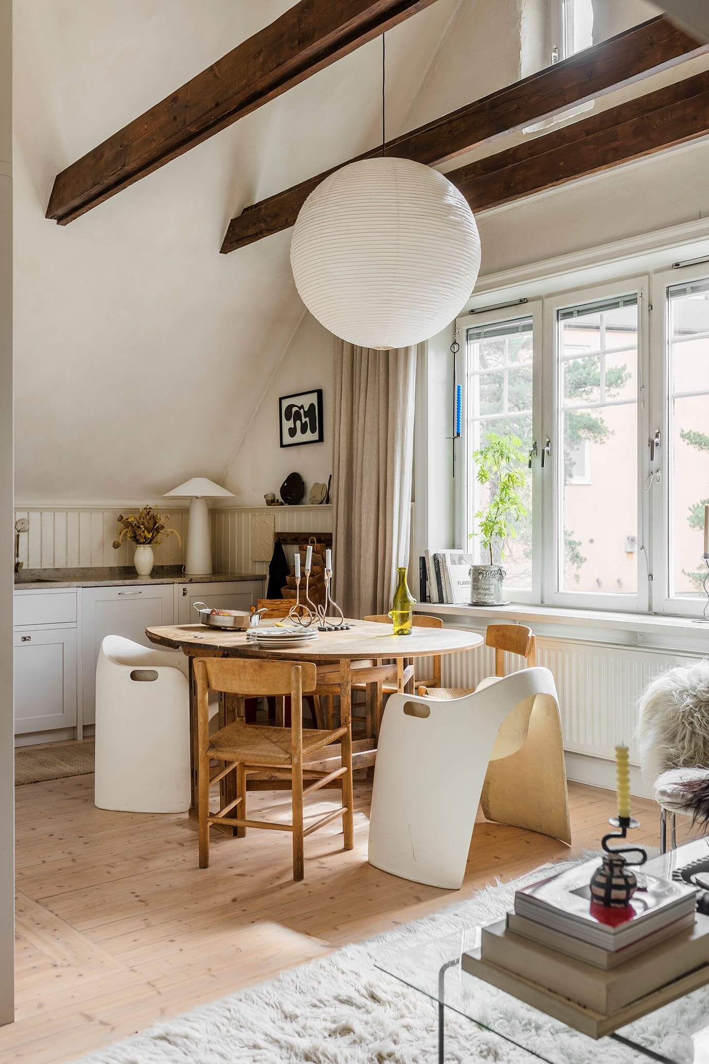high-ceiling-exposed-wooden-beams-kitchen-dining-table-nordroom