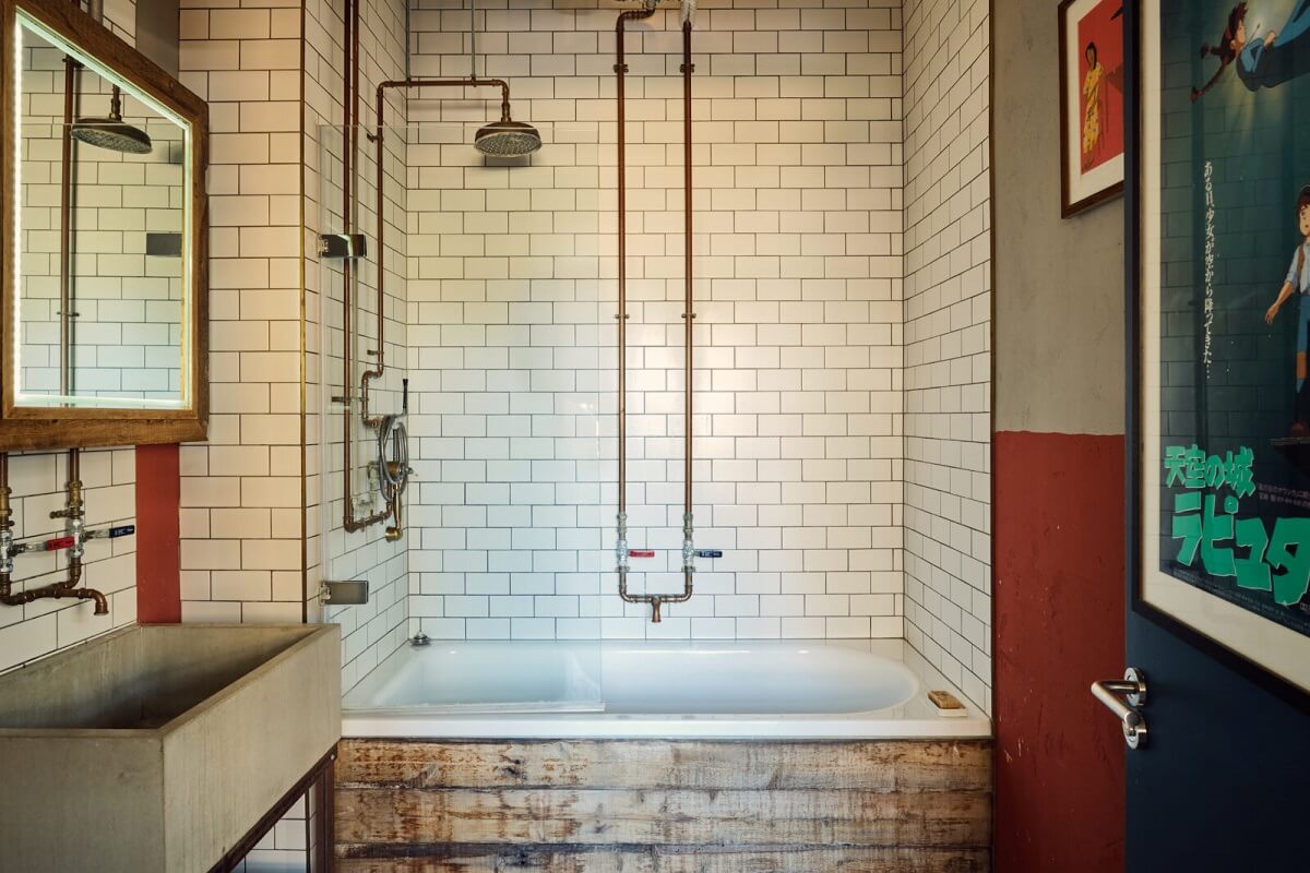 industrial-bathroom-white-subway-tiles-wood-cladding-bath-nordroom