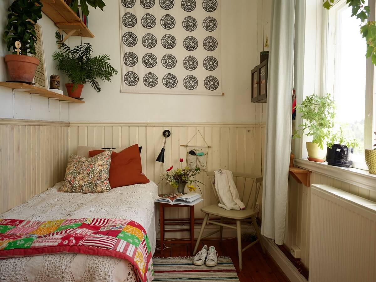 kids-bedroom-beige-wall-paneling-nordroom