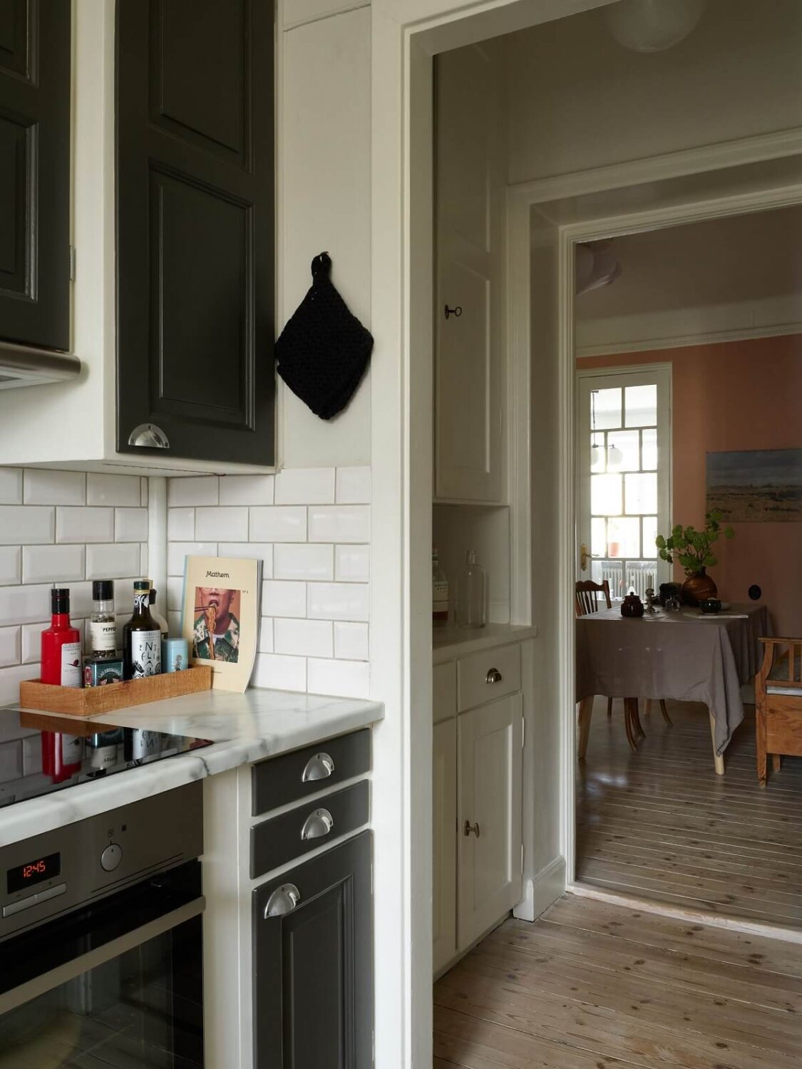 kitchen-dark-grey-cabinets-wooden-floor-nordroom
