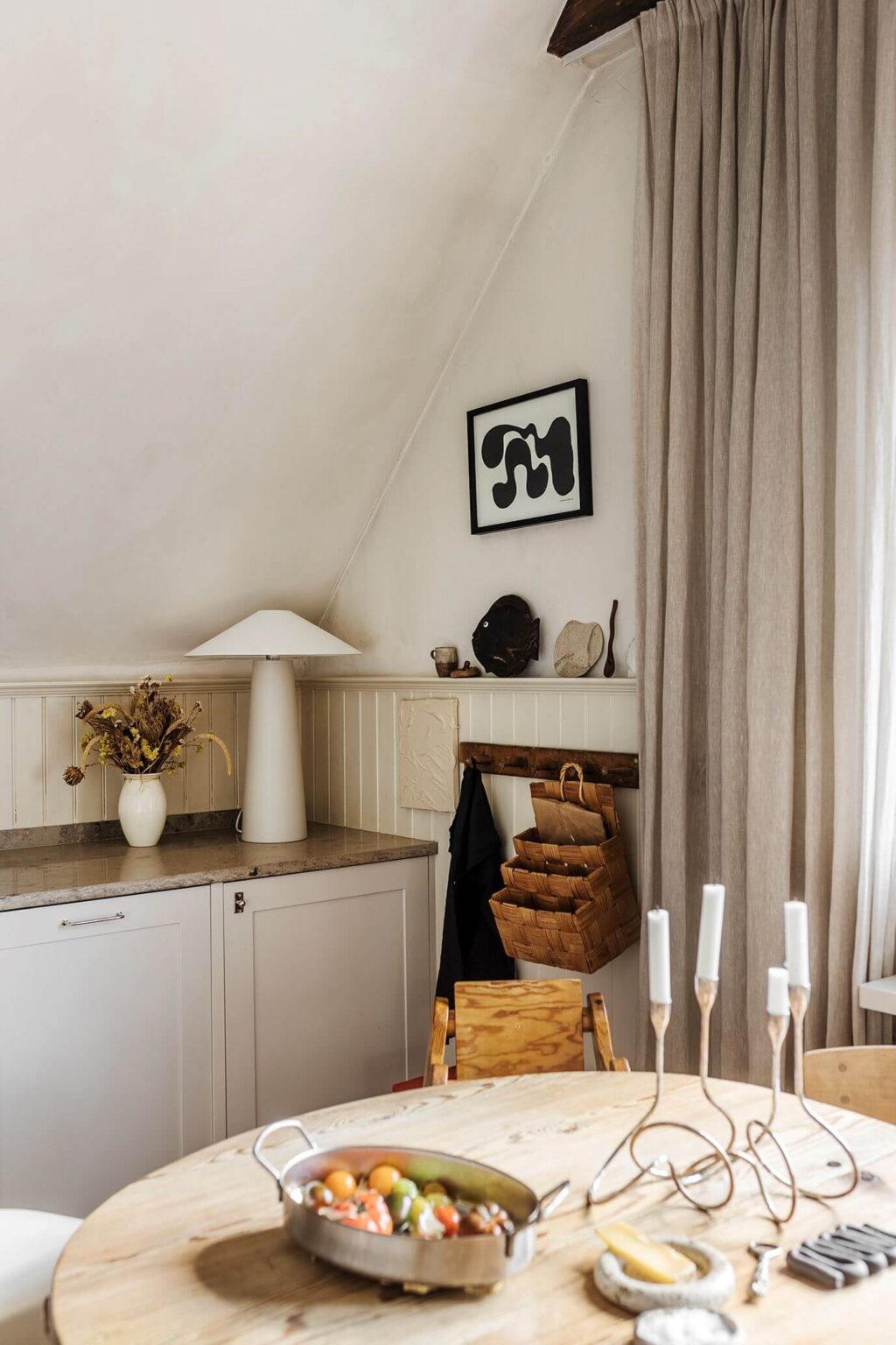 Photo inspiration: A Charming Attic Apartment With High Ceilings Photo Inspiration