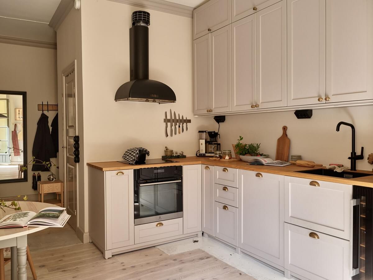 kitchen-white-cabinets-wooden-worktop-beige-walls-nordroom