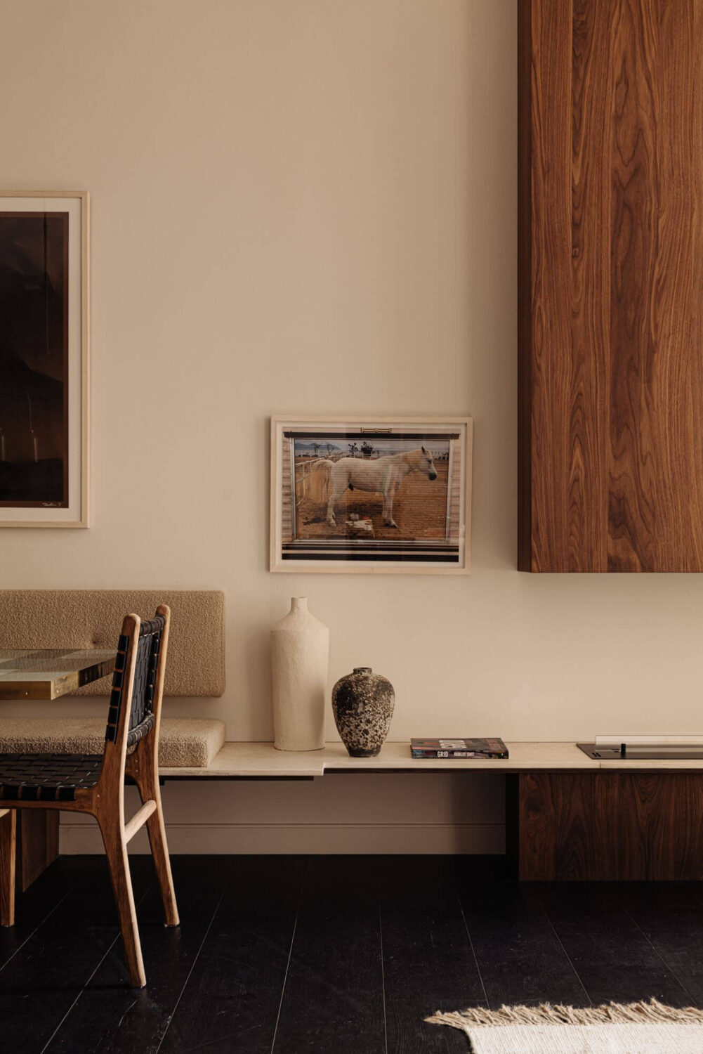 living-room-detail-shelf-bench-wooden-floor-nordroom