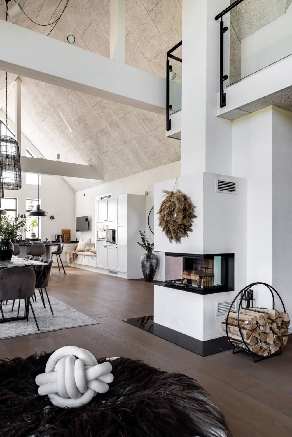 monochrome-scandinavian-villa-fireplace-vaulted-ceiling-nordroom