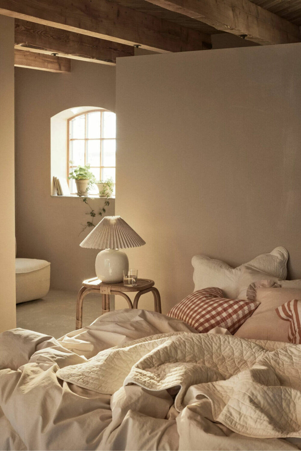 neutral-colored-bedroom-summer-house-exposed-beams-ellos-nordroom