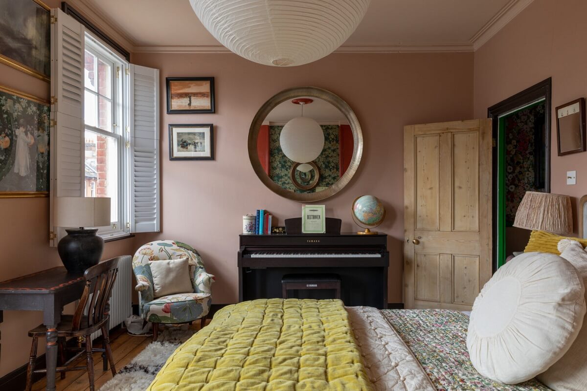 plaster-pink-walls-shutters-bedroom-nordroom