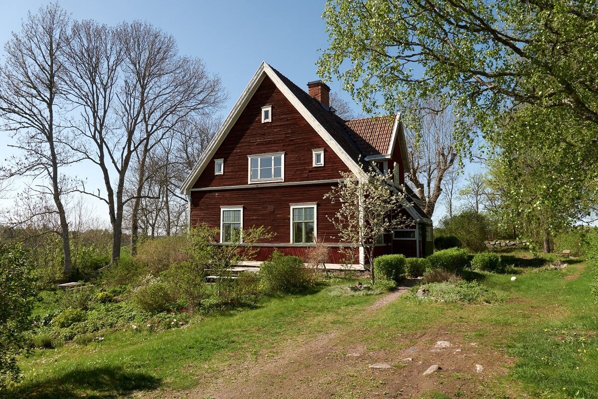 red-wooden-swedish-country-house-nordroom