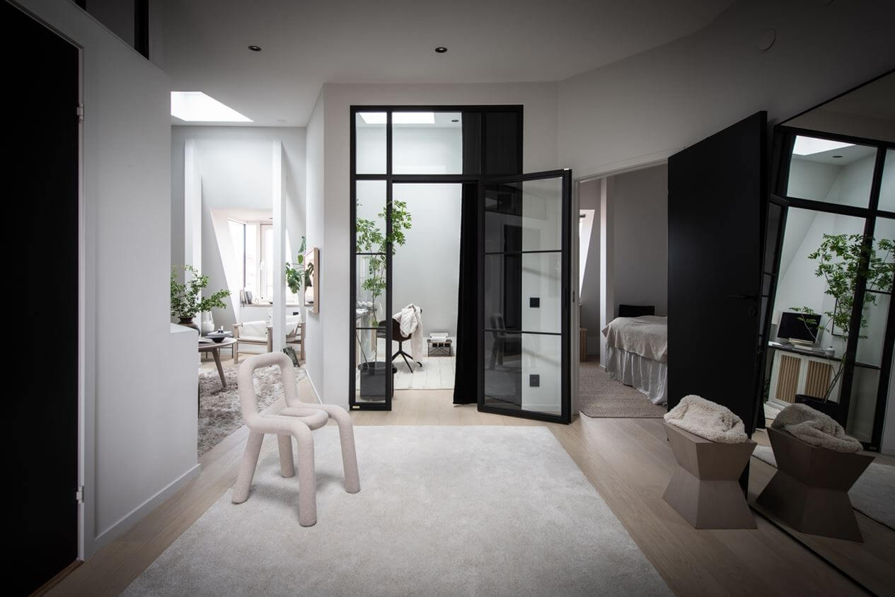 scandinavian-style-attic-apartment-hallway-large-white-rug-mirror-nordroom