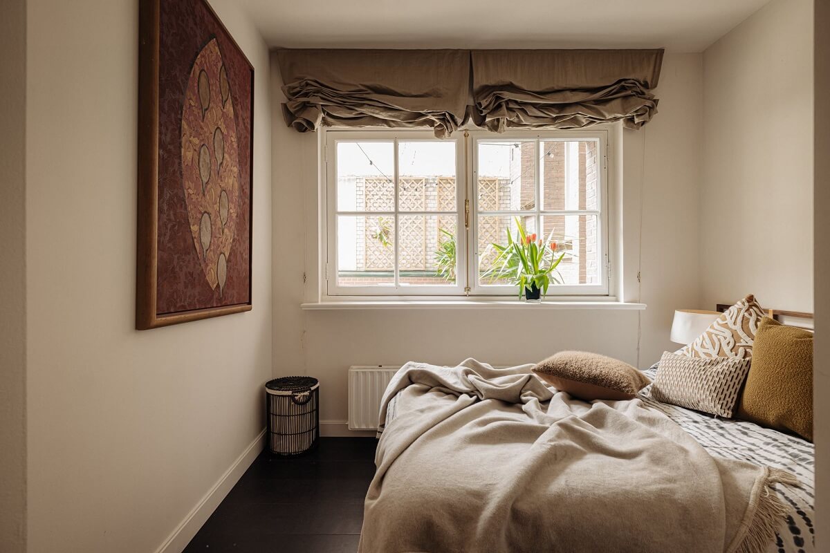 serene-bedroom-warm-accents-wooden-floor-duplex-amsterdam-nordroom