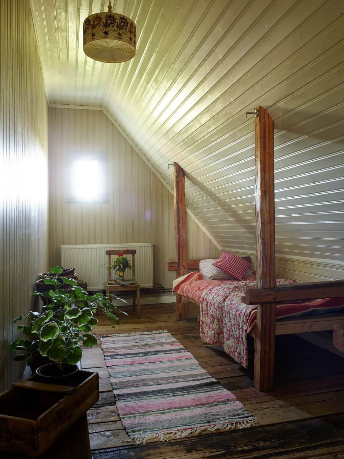 small-attic-bedroom-wooden-beams-nordrom