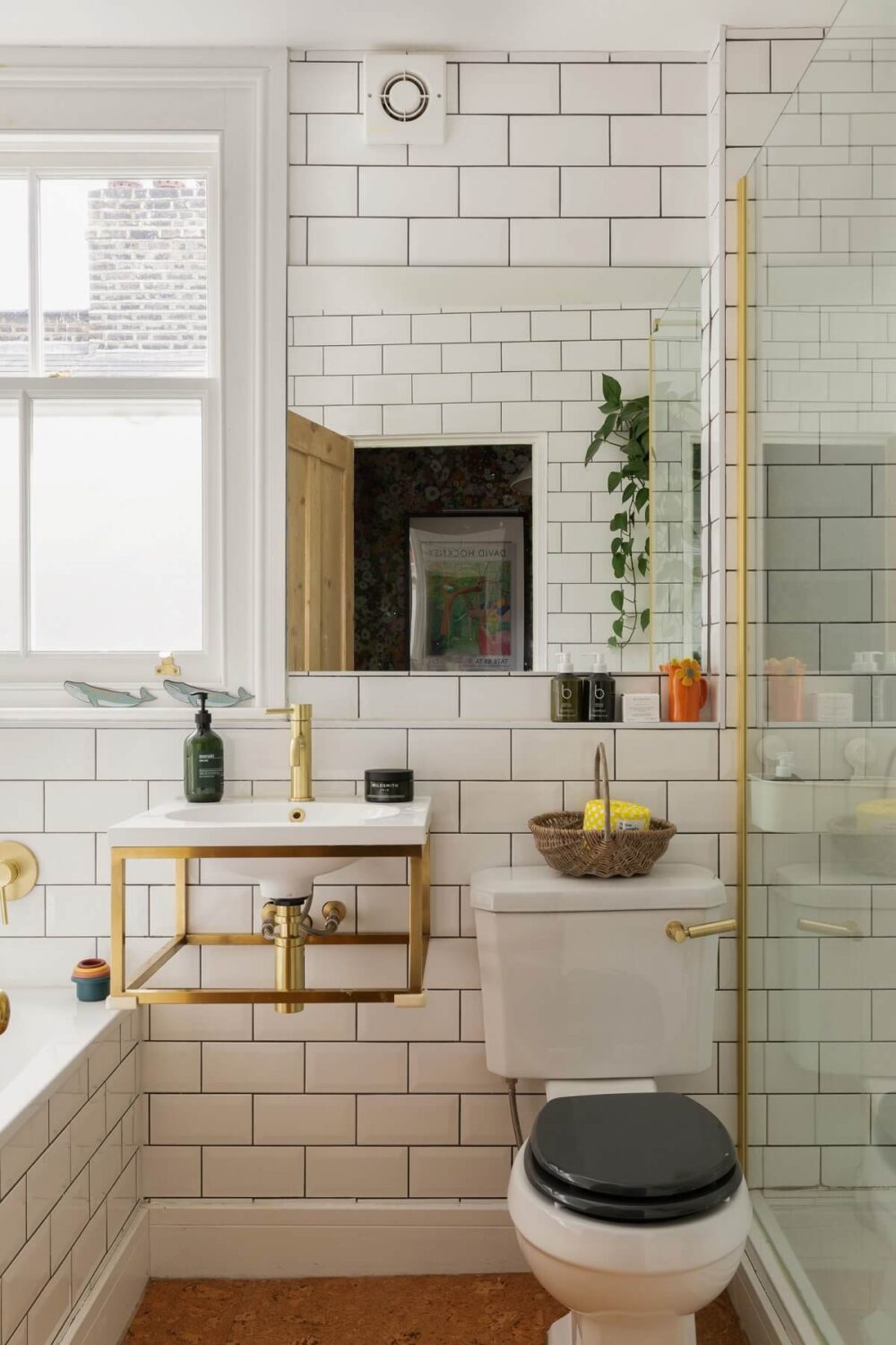 small-bathroom-white-subway-tiles-brass-fittings-nordroom