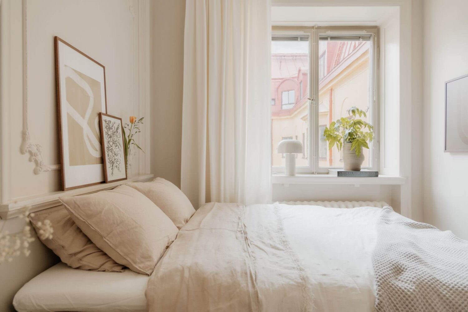 small-beige-bedroom-art-nordroom