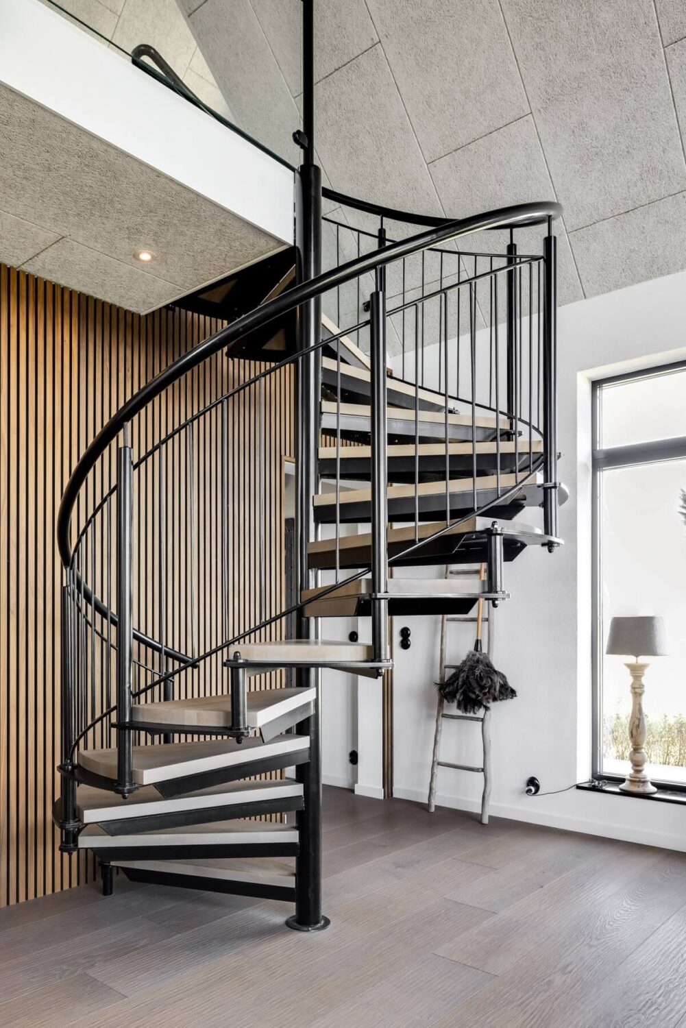 spiral-staircase-wooden-accent-wall-nordroom