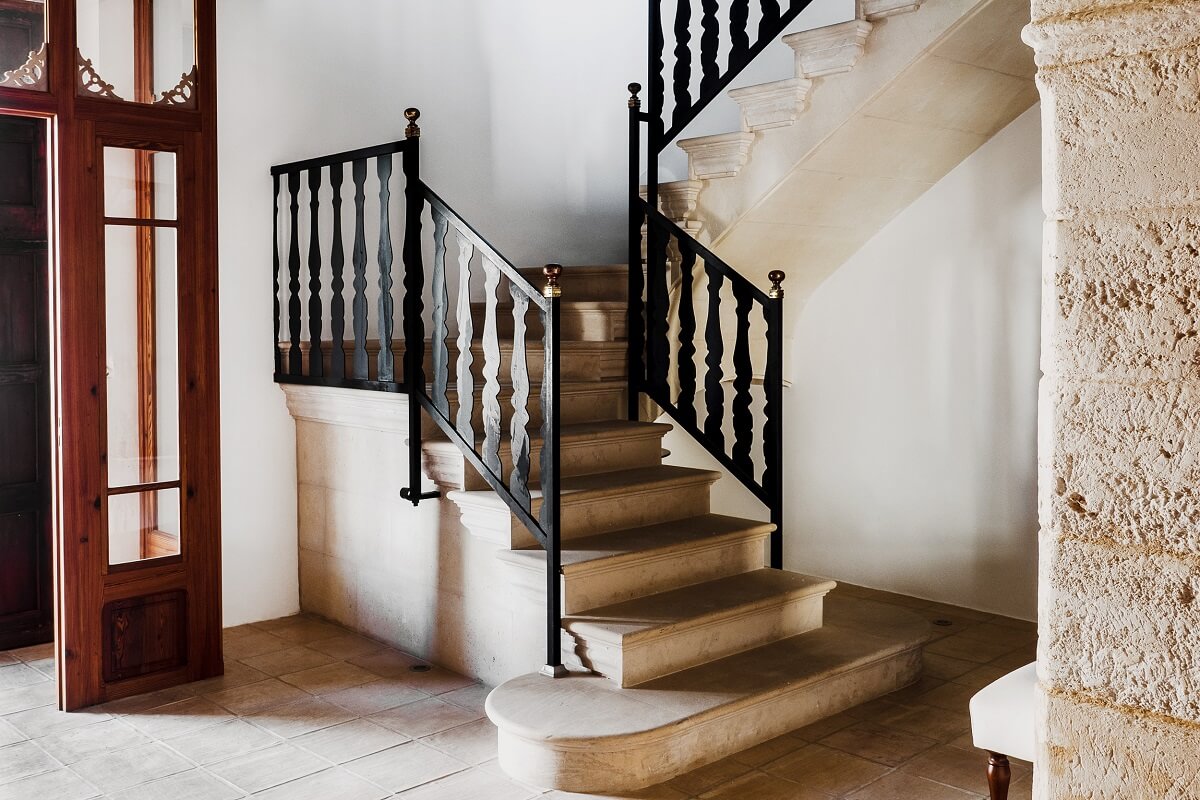 stone-staircase-historic-townhouse-mallorca-nordroom