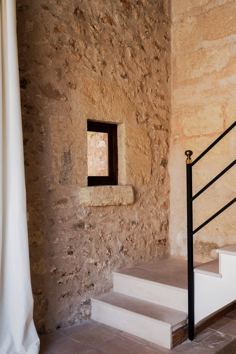 stone-wall-historic-townhouse-mallorca-nordroom