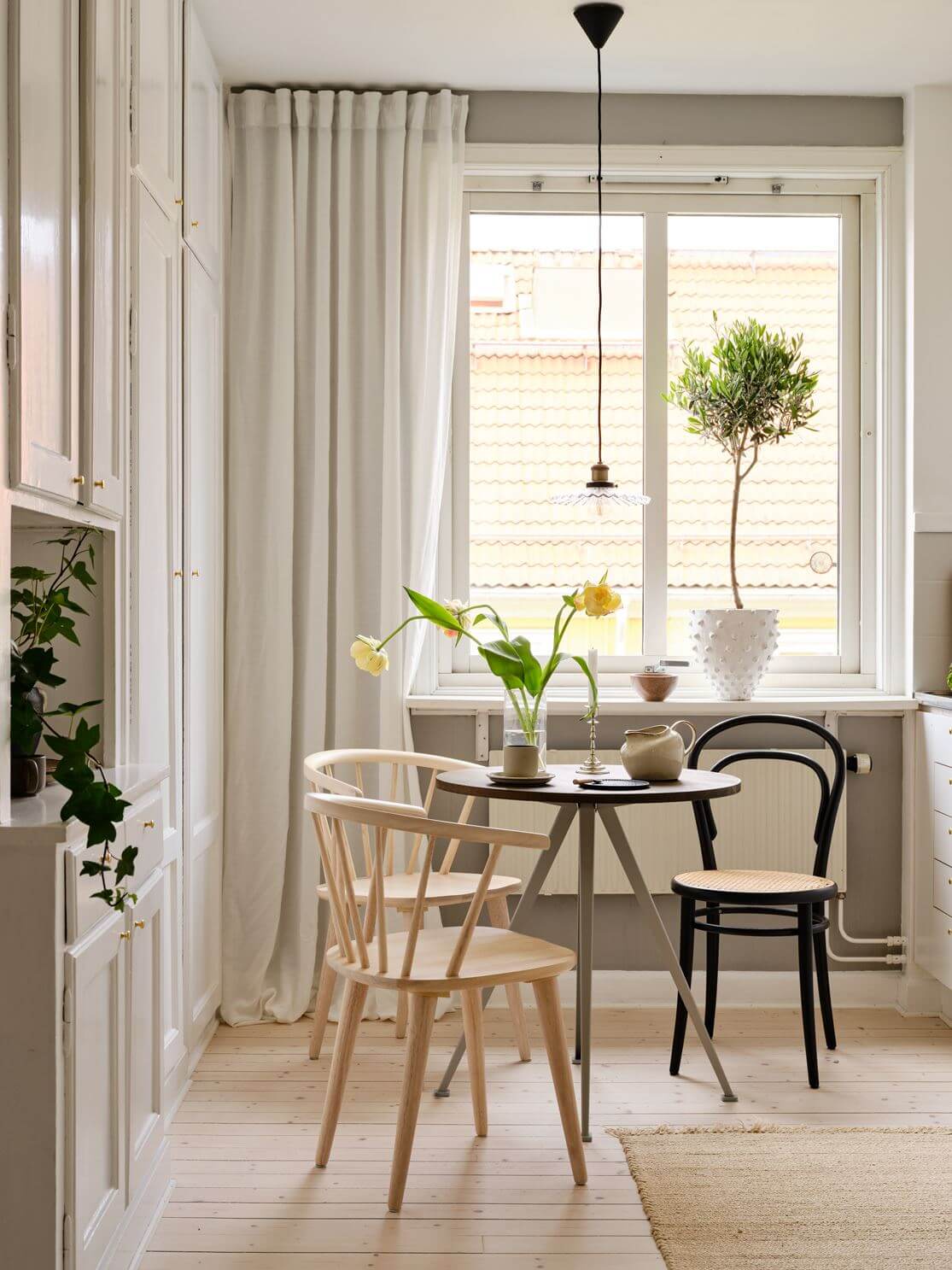 studio-apartment-kitchen-small-round-table-gray-walls-nordroom