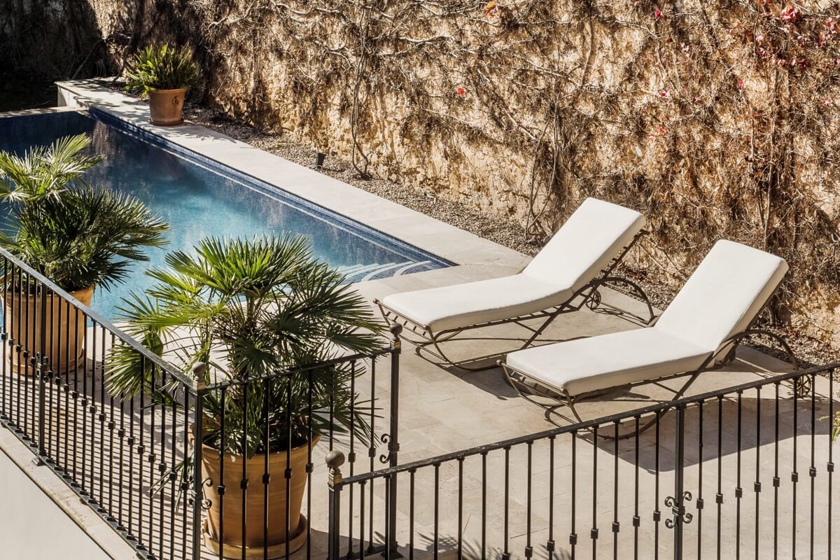 sunbeds-swimming-pool-garden-townhouse-mallorca-nordroom