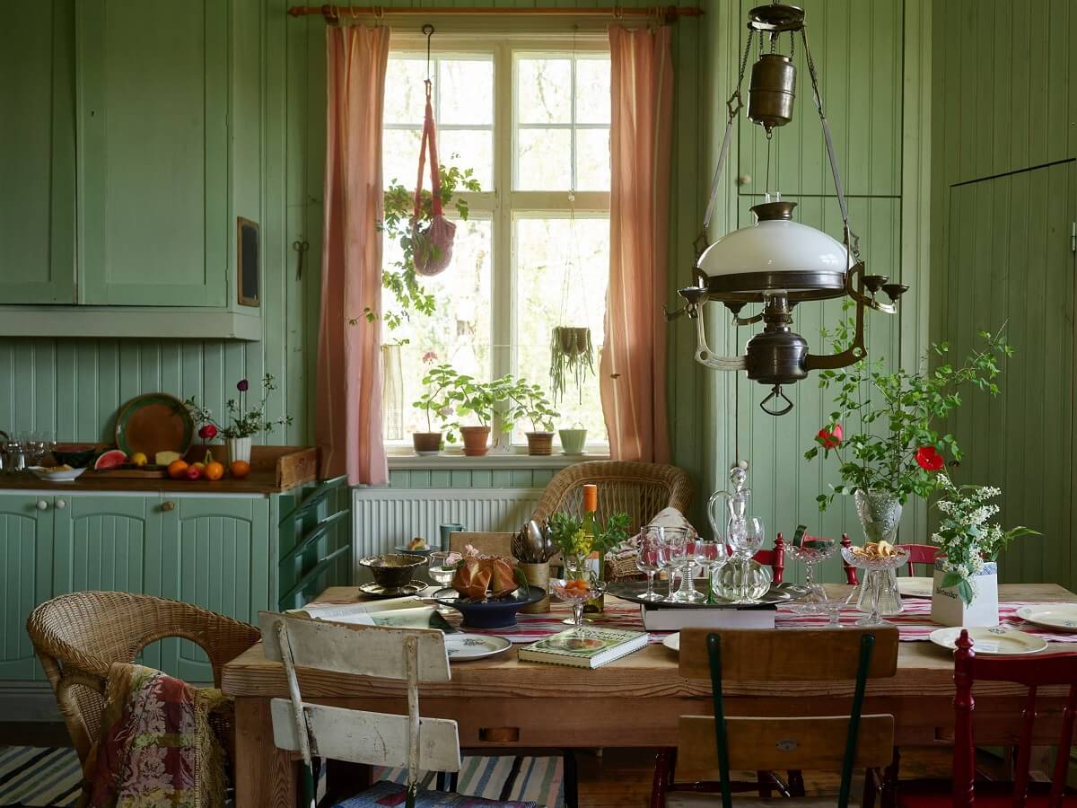 vintage-kitchen-dining-table-green-walls-nordroom