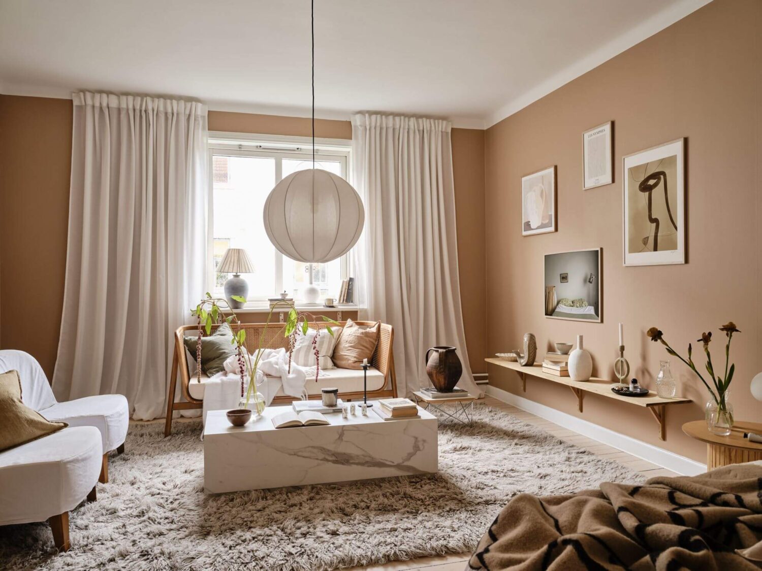 warm-beige-studio-apartment-large-rug-shelf-nordroom