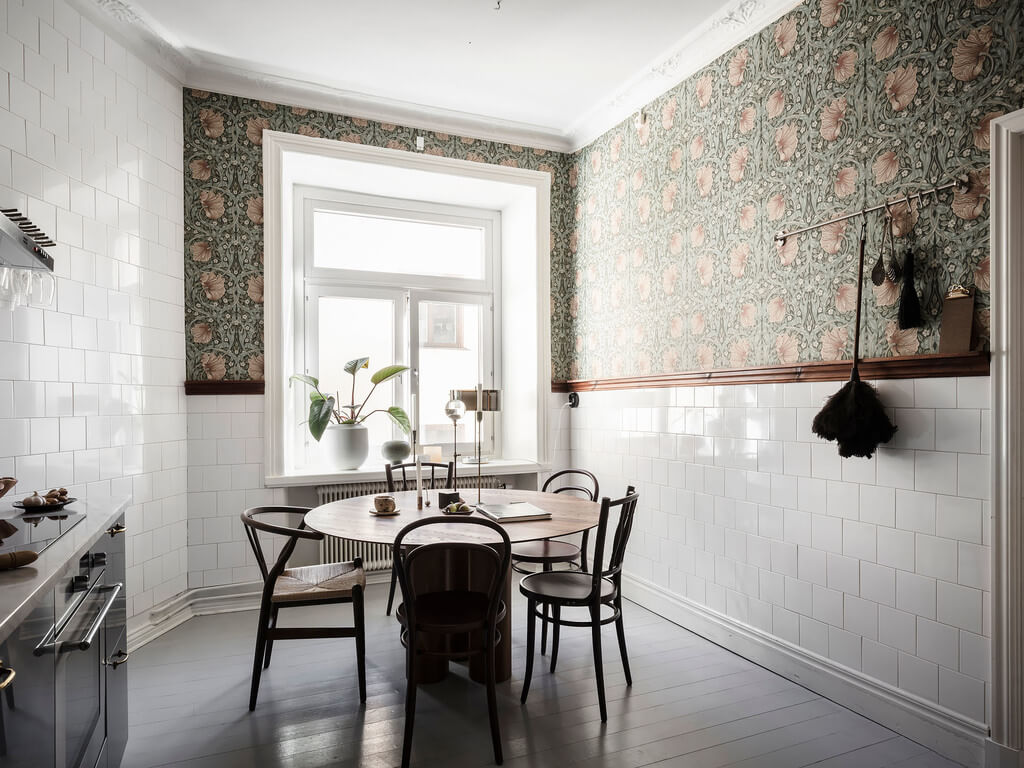 william-morris-wallpaper-white-tiles-gray-floor-kitchen-nordroom