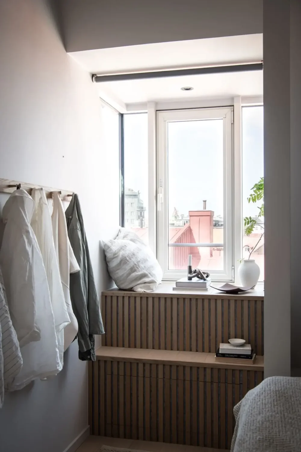 wood-slatted-window-seat-scandinavian-attic-apartment-nordroom
