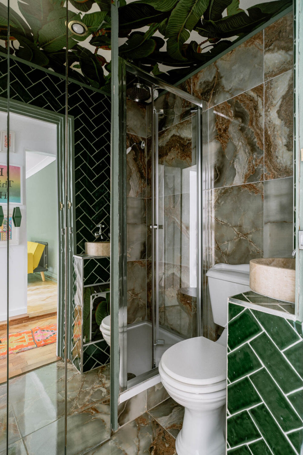bahtroom-glossy-green-tiles-banana-leaf-wallpaper-ceiling-nordroom