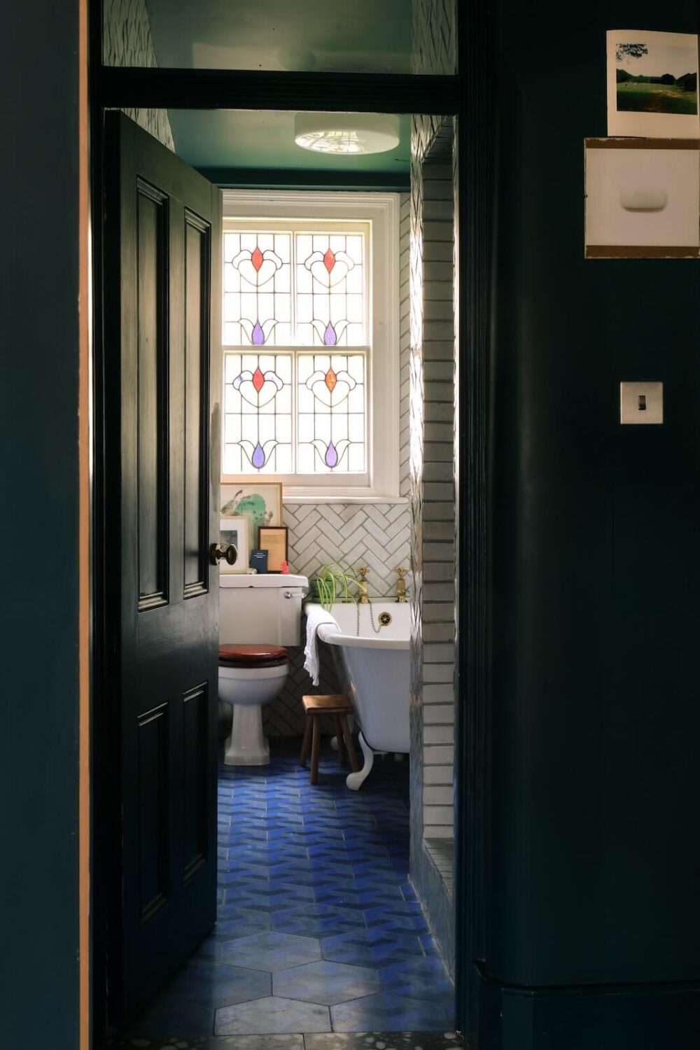 bathroom-blue-floor-tiles-stained-glass-window-nordroom