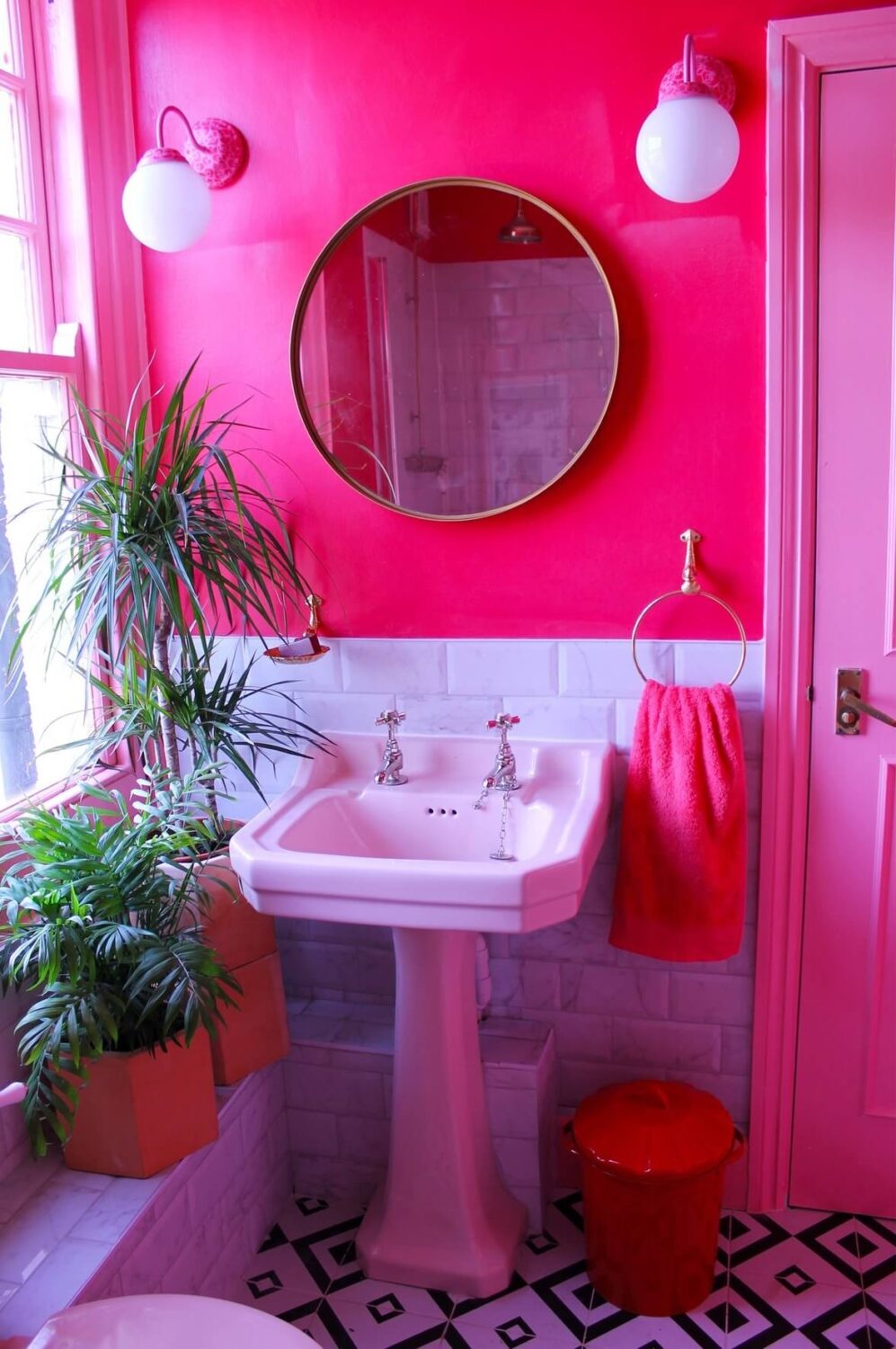 bathroom-hot-pink-walls-round-mirror-nordroom