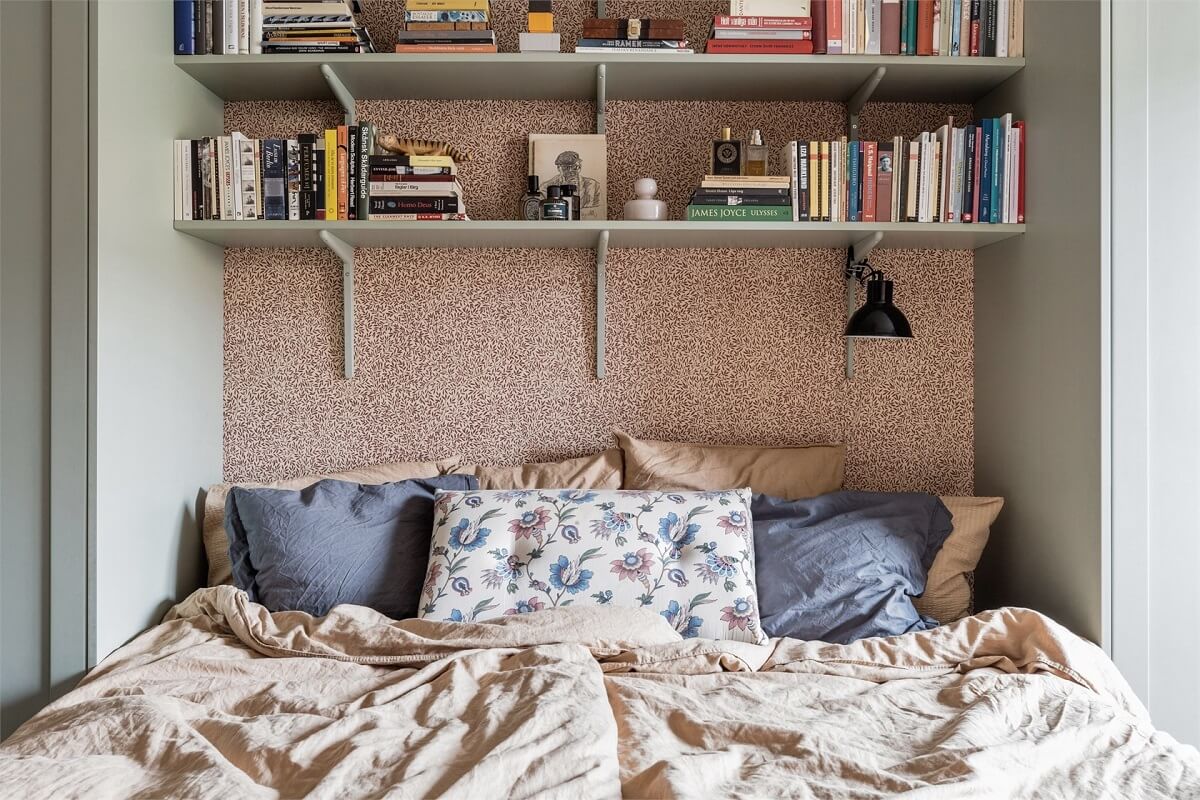 bed-between-built-in-wardrobes-shelves-nordroom