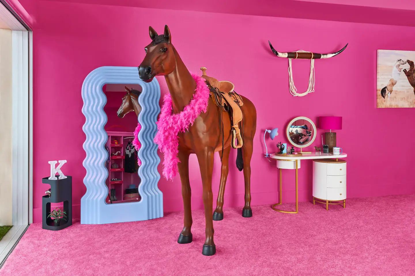 bedroom-horse-blue-mirror-barbie-house-airbnb-nordroom